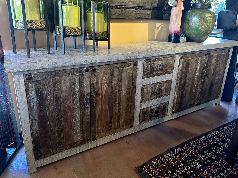 Gray Wash Chameleon Buffet