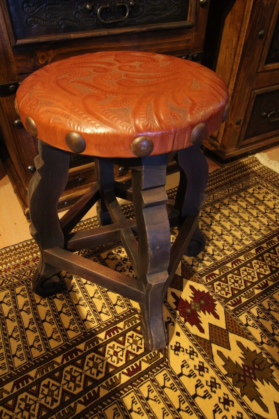 Round Tooled Leather Stool in Red Inglès